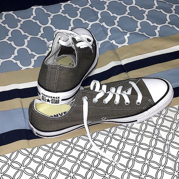 Size 7 mens, gray Converse shoes. - Picture 1 of 4